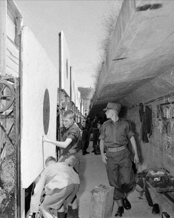 Markers working in Sommerville Range gallery, 1959 (Arthur Turnbull Library EP/1959/0685-F)